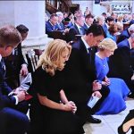 Pohľad na bývalých prezidentov Slovenskej republiky a ich partnerov pri vrchole ďakovnej bohoslužby – premene hostie na telo pána. Fotografia: Snímka obrazovky z vysielania priameho prenosu Te Deum na RTVS 24: – Spoločnosť Prometheus.