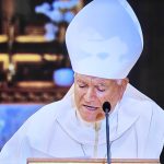 Nuncius Vatikánu na Slovensku Nicola pri čítaní pozdravu pápeža Františka slovenskému národu i novému prezidentovi. Fotografia: Snímka obrazovky z vysielania priameho prenosu Te Deum na RTVS 24: – Spoločnosť Prometheus.